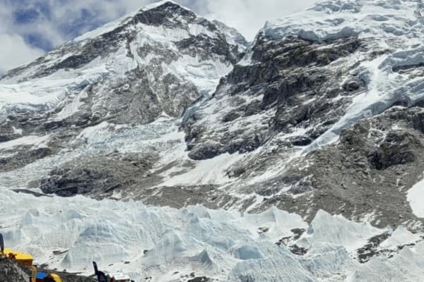 Snow-covered-Himalayan-mountain-peaks-and-glacier-landscape