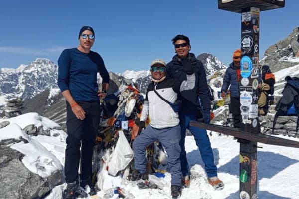Trekkers-at-Kala-Patthar-with-Everest-view