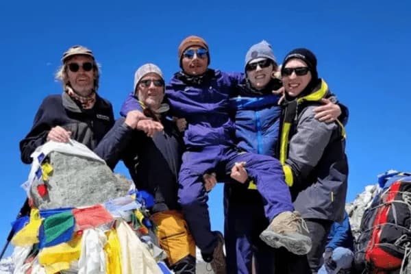 Trekkers-at-a-Himalayan-viewpoint
