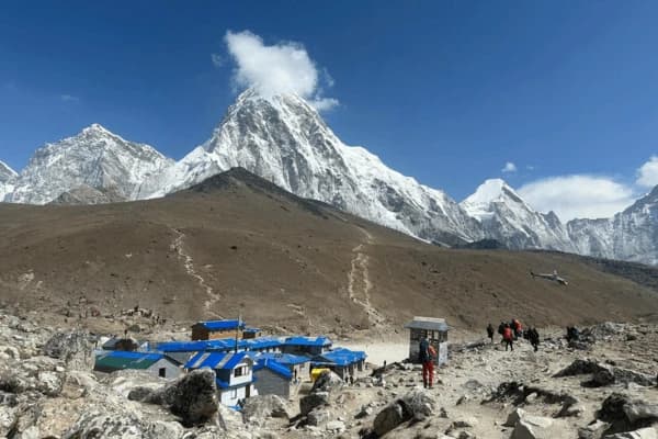 Everest-Base-Camp-with-trekkers-lodges-and-snow-capped-Himalayan-peaks-in-Sagarmatha-National-Park