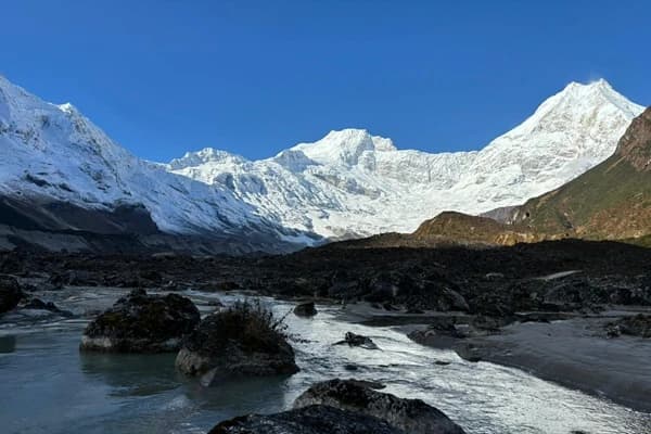 Trekking in Manalsu Nepal